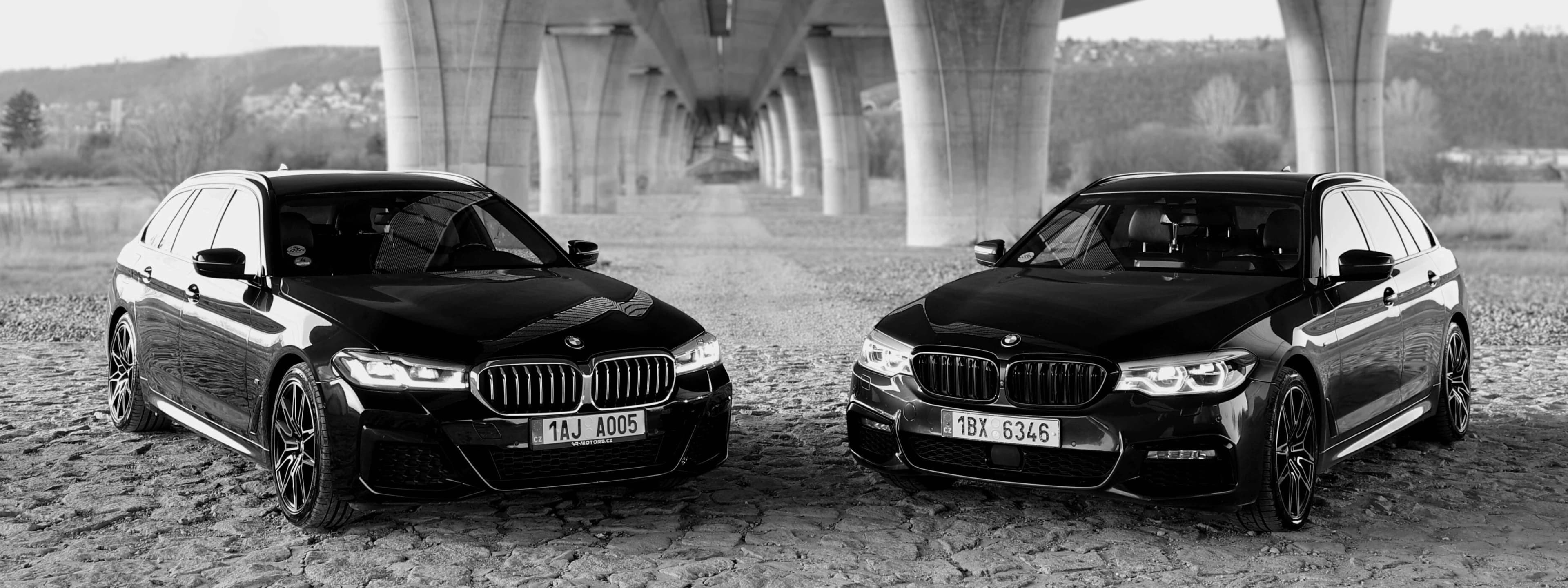 Symetrický přední pohled na obě BMW pod mostem